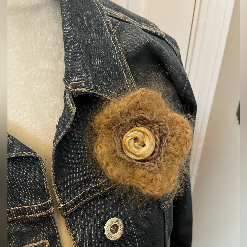 Knitted Flower Brooch‎ with Ceramic Button Center